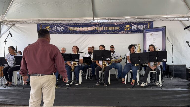 Banda de música de Coroaci durante o encontro musical ao ar livre.