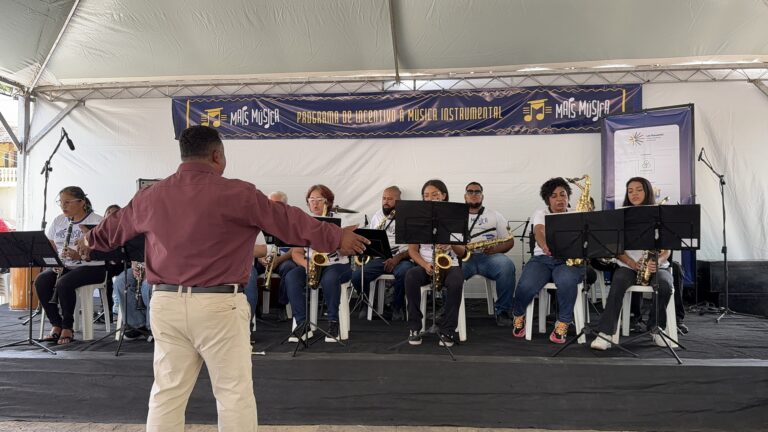 Banda de música em apresentação no Encontro de Coroaci, evento cultural com destaque para música ins.