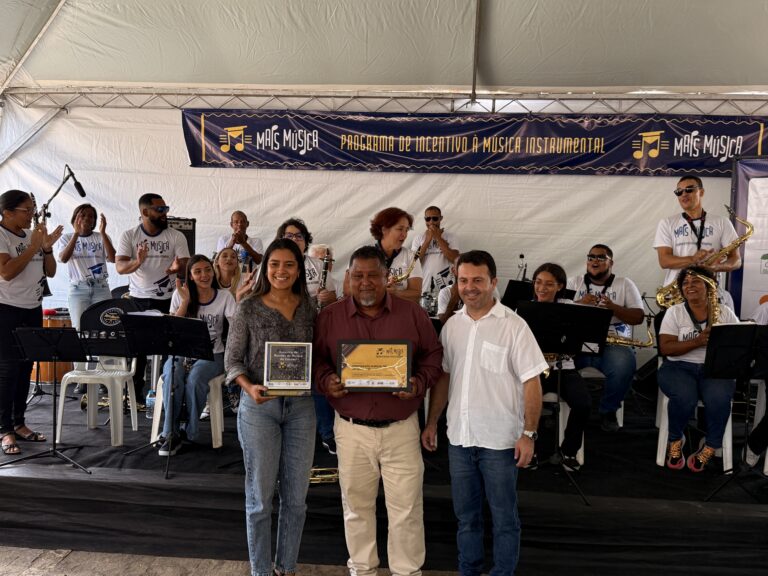 Encontro de bandas de música de Coroaci com apresentação ao vivo e premiação. Evento cultural promov.