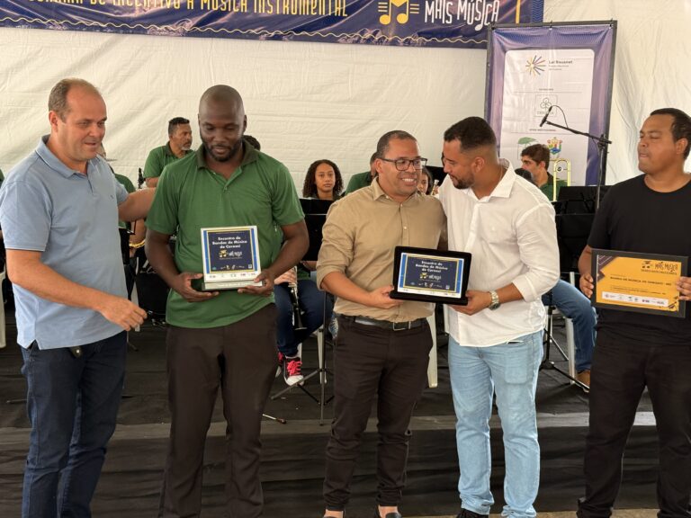 Reconhecimento em evento de bandas de música de Coroaci, destaque na cultura musical local.