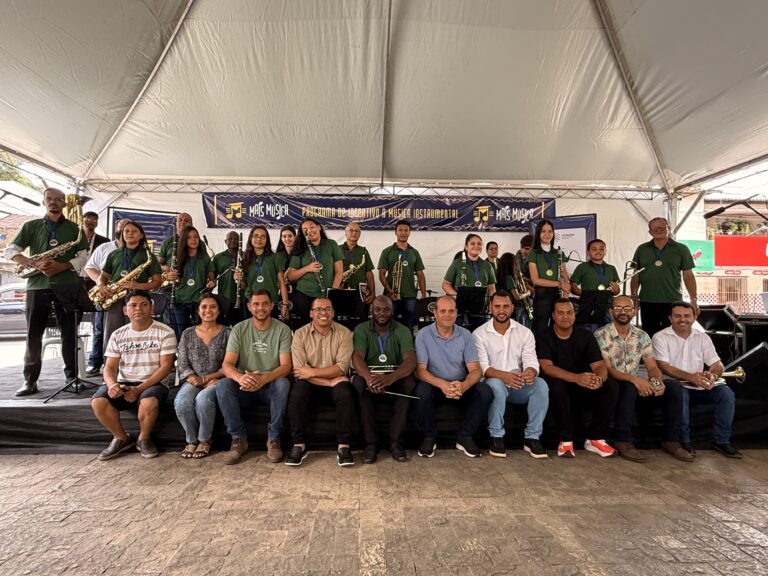 Banda de música de Coroaci durante evento cultural.