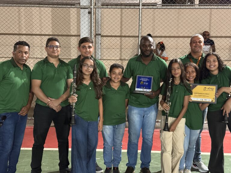 Evento musical com bandas de Naque, destaque para jovens músicos e premiações.
