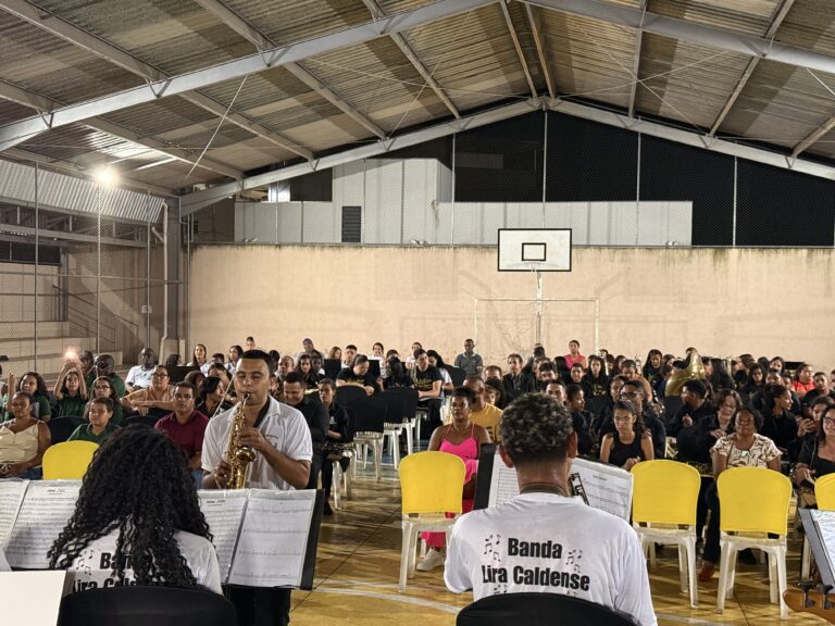 Evento musical com bandas de Naque e região no ginásio esportivo.