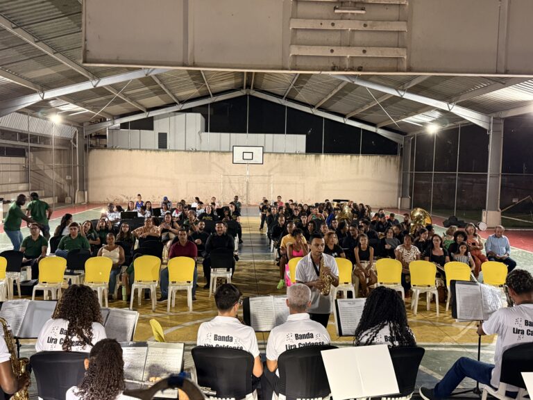 Encontro de bandas de música no ginásio de esportes de Naque, com participação de várias bandas loca.