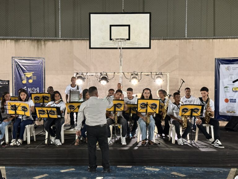 Encontro de bandas de música do Naque com apresentação ao vivo em evento cultural.