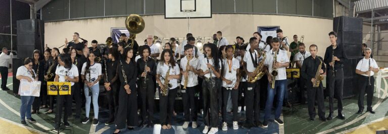 Banda de música do Naque durante o encontro de bandas, com músicos jovens e instrumentos musicais em.
