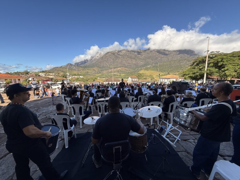 Encontro de Bandas de Música de Catas Altas com músicos tocando ao ar livre.