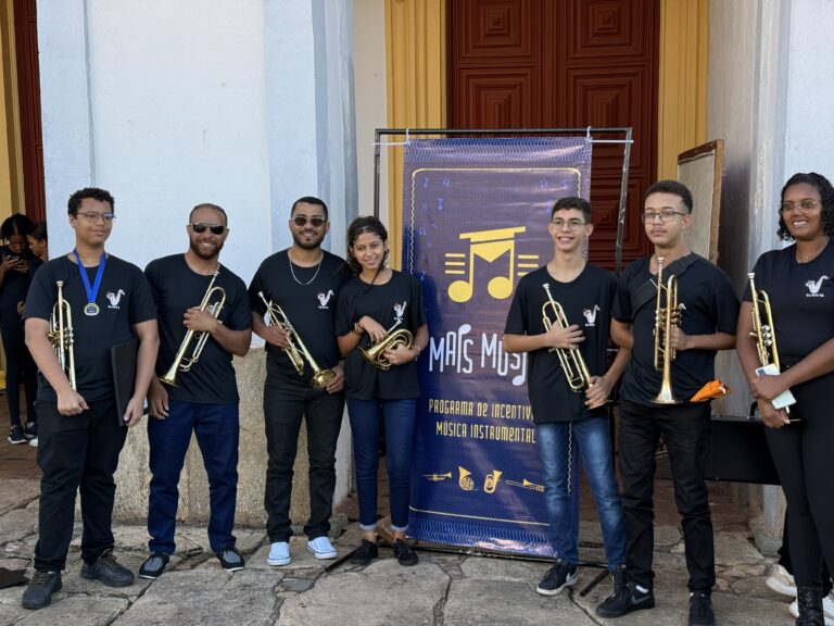 Banda de música de Catas Altas participando do encontro cultural.