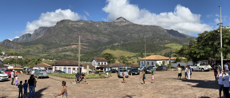 Encontro de Bandas de Música de Catas Altas ao ar livre, com músicos e público apreciando a apresent.