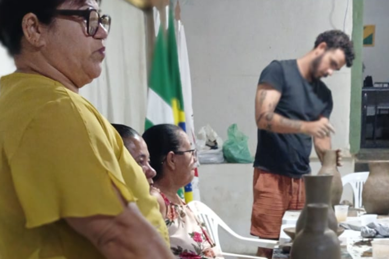 Escultores criando peças de cerâmica artesanal em oficina de artesanato.