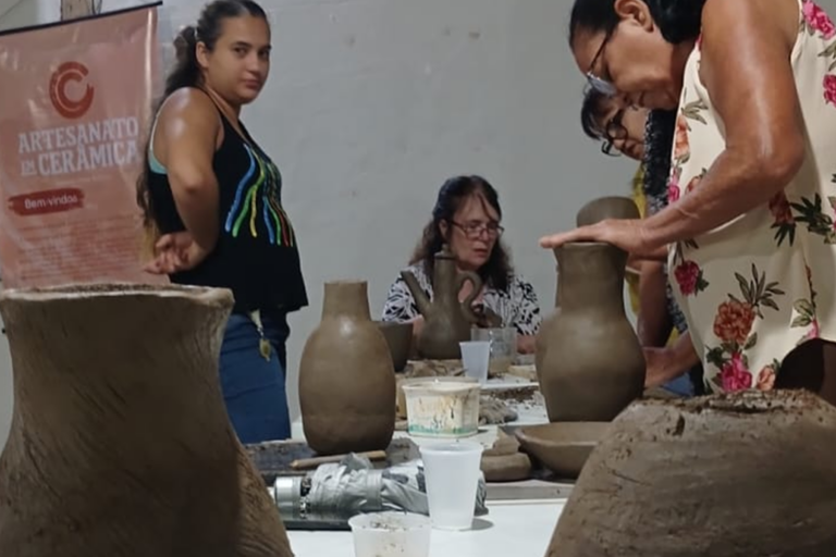 Arte em cerâmica artesanal com técnicas tradicionais e modernas.