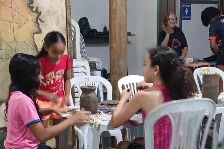 Arte em cerâmica artesanal para decoração e presentes exclusivos.