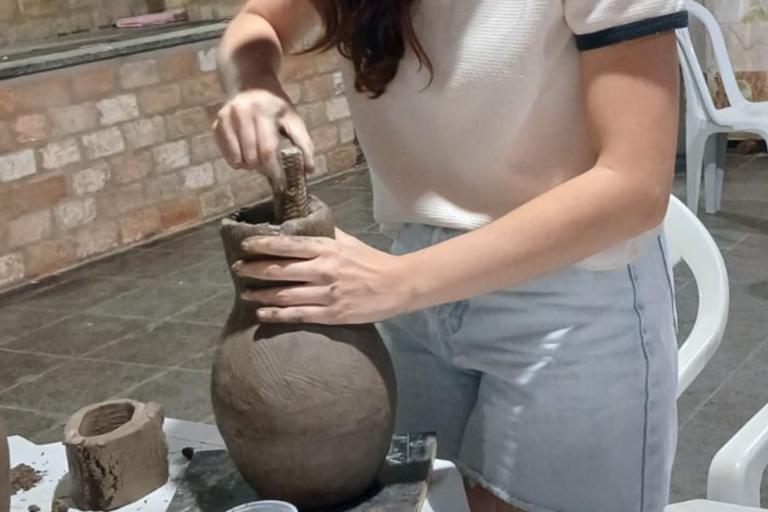 Arte em cerâmica artesanal para decoração e presentes.