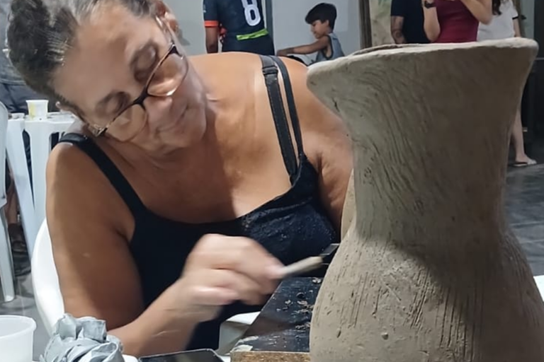 Arte em cerâmica feita à mão por artesão experiente.