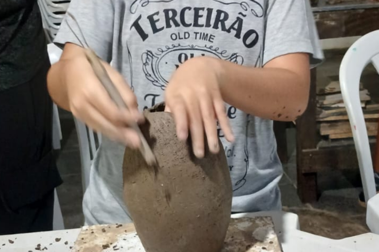 Modelo de artesanato em cerâmica feito à mão.
