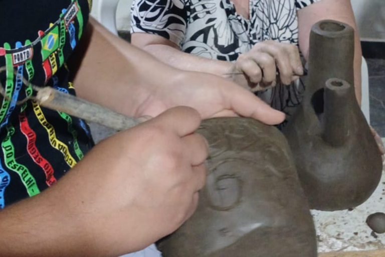 Arte em cerâmica artesanal com técnicas tradicionais e modernas.