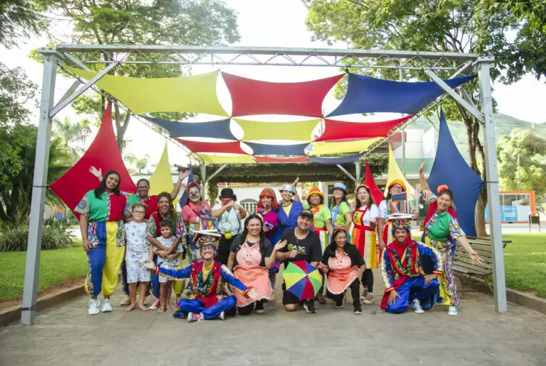 Evento cultural com atividades literárias e artísticas ao ar livre.