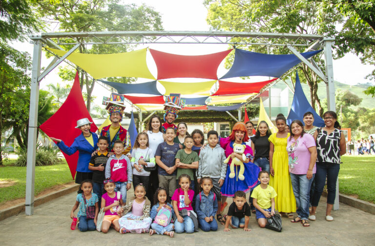 Festival Tenda Literária Coroaci com crianças e adultos em atividade cultural.