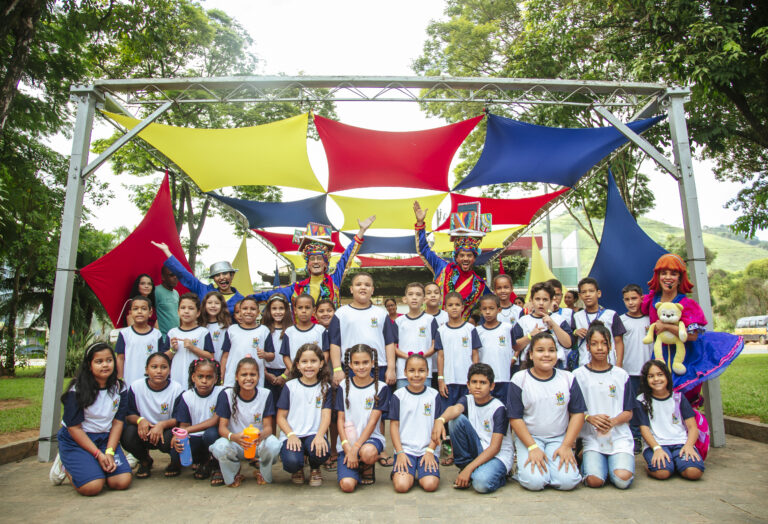 Espectáculo infantil na Tenda Literária Coroaci durante o Festival, com crianças, artistas e ativida.