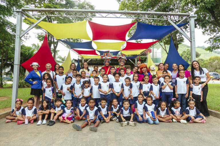 Tenda literária no Coroaci com crianças participando de atividades culturais e educativas.