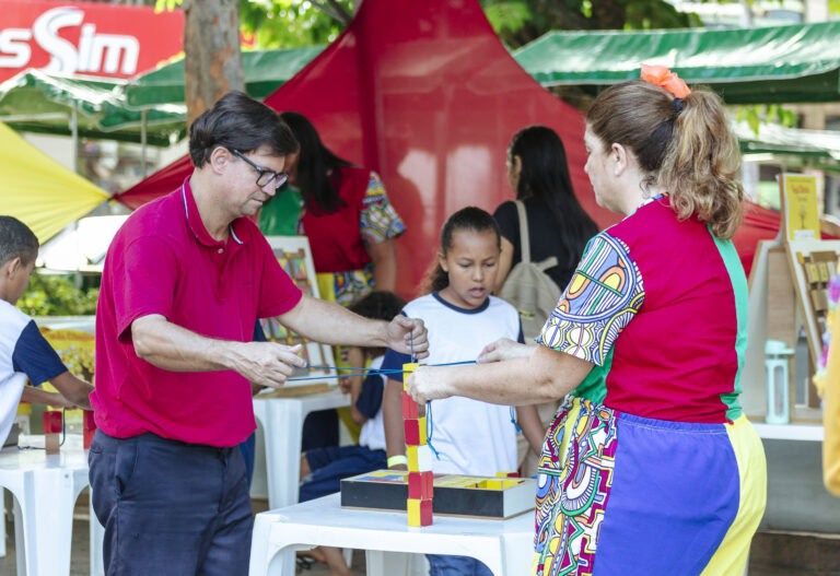 Atividades de leitura e diversão na Tenda Literária Coroaci durante o festival de sábado.