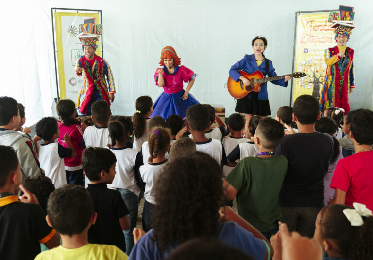 Atores e músicos apresentam espetáculo infantil na Tenda Literária Coroaci.