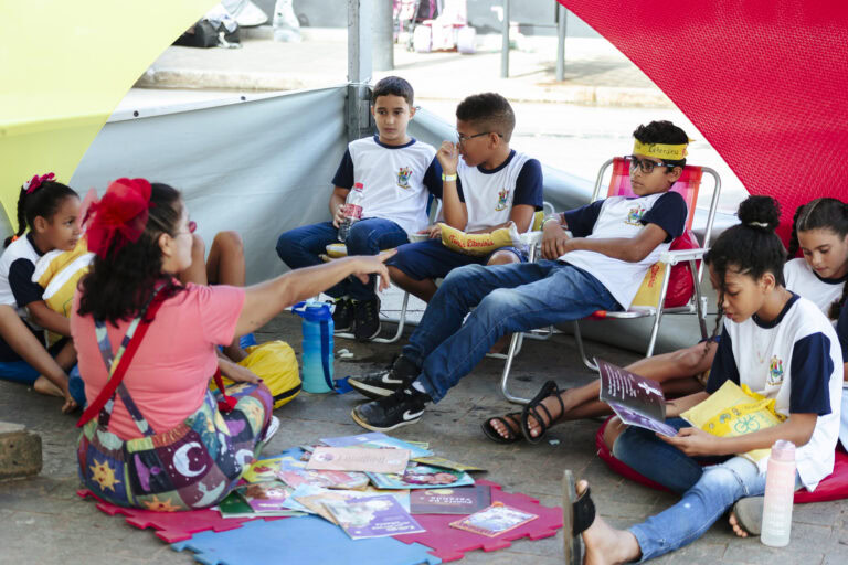 Leitura infantil na Tenda Literária Coroaci durante o festival de literatura.