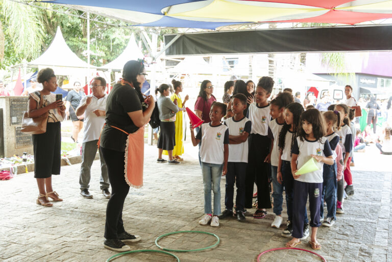 Atividades infantis no Festival Tenda Literária Coroaci, promovendo leitura e diversão para crianças.
