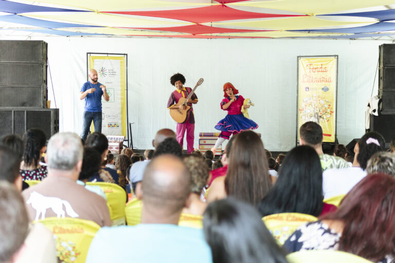 Atividades culturais no Festival Tenda Literária Coroaci sábado.