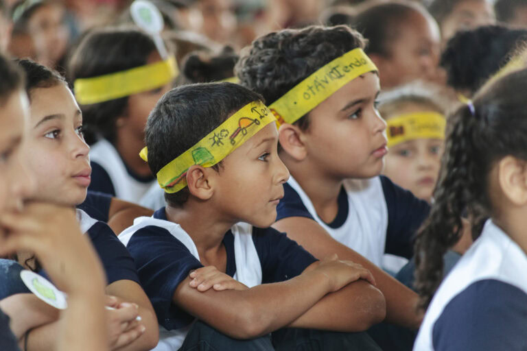 Crianças participando do Festival Tenda Literária Coroaci no sábado.
