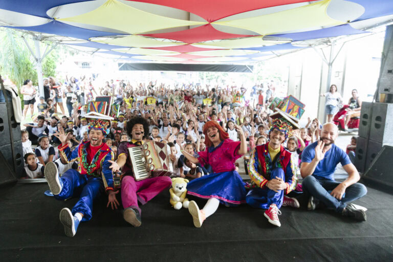 Aventuras culturais na Tenda Literária Coroaci com artistas e público animados.