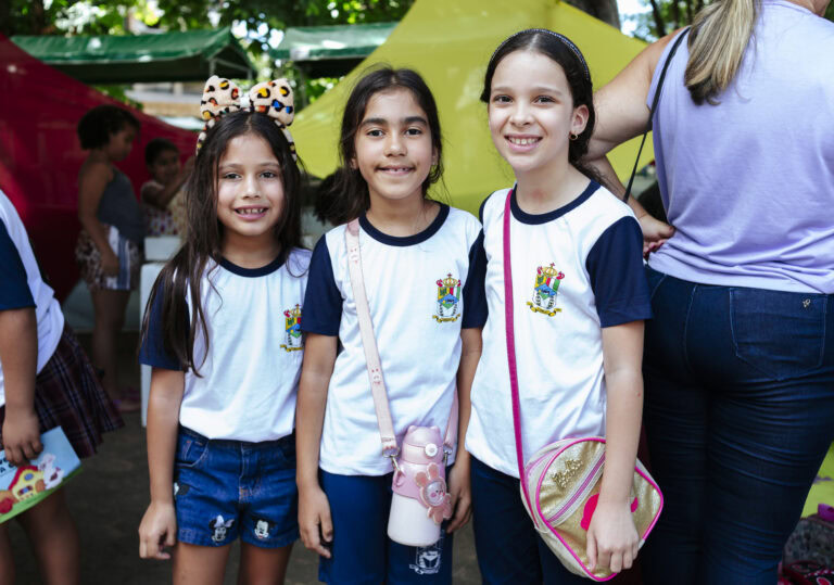 Crianças no Festival Tenda Literária Coroaci, participando de atividades culturais e literárias ao a.