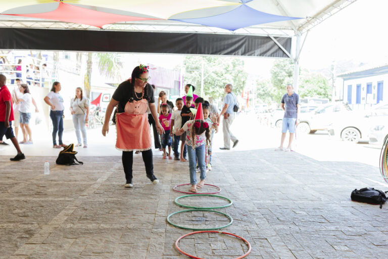 Atividades infantis na Tenda Literária Coroaci durante o festival, promovendo leitura e diversão par.
