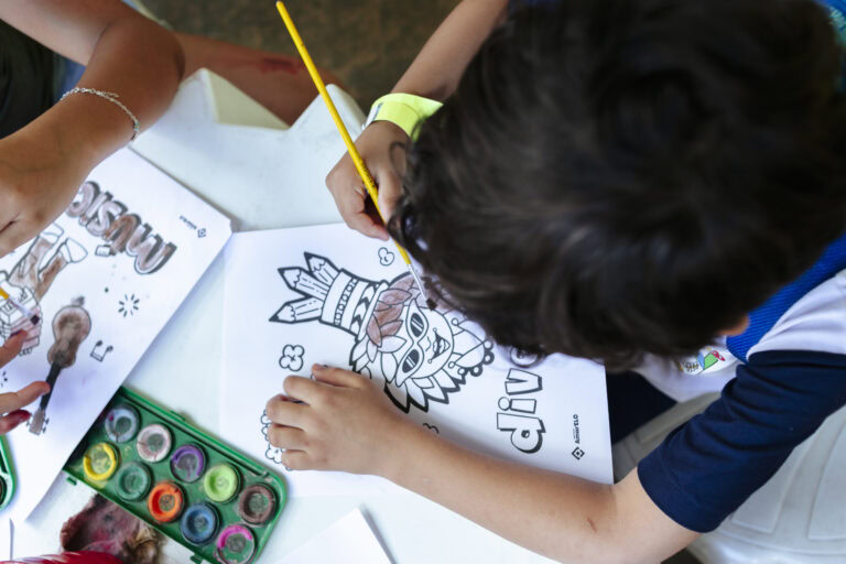 Atividades de desenho e pintura na Tenda Literária Coroaci durante o festival.