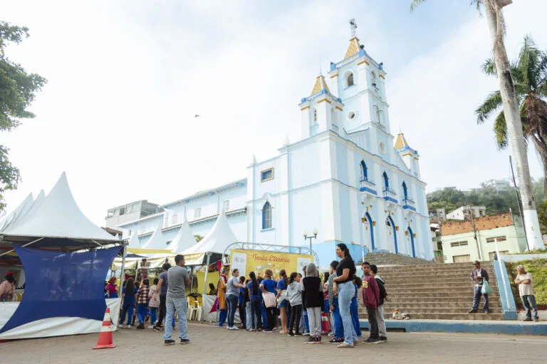 Tenda Literária no Rio Vermelho durante o Festival, com visitantes e atividades culturais ao ar livr.