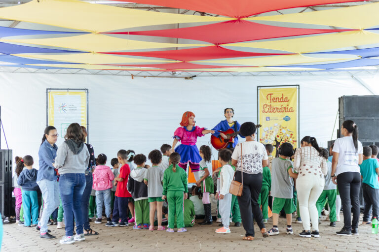 Atividades culturais na Tenda Literária com crianças no Festival Rio Vermelho.