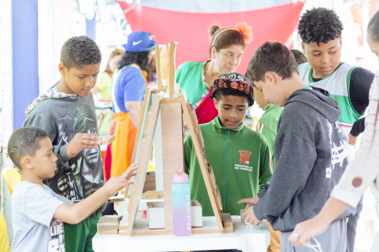Crianças participando de atividades culturais na Tenda Literária Rio Vermelho.
