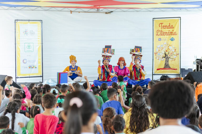 Atividades culturais na Tenda Literária durante o Festival Rio Vermelho.