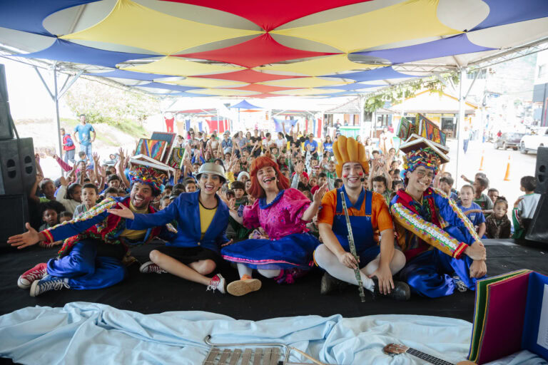 Arte e cultura na Tenda Literária Rio Vermelho com apresentações de teatro e música ao vivo.