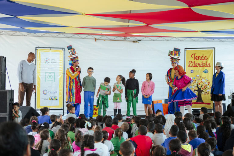 Atividades culturais na Tenda Literária Rio Vermelho com crianças e palhaços.
