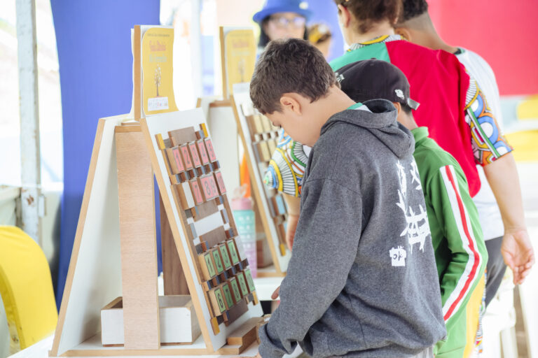 Atividades culturais na Tenda Literária durante o Festival Rio Vermelho manhã.
