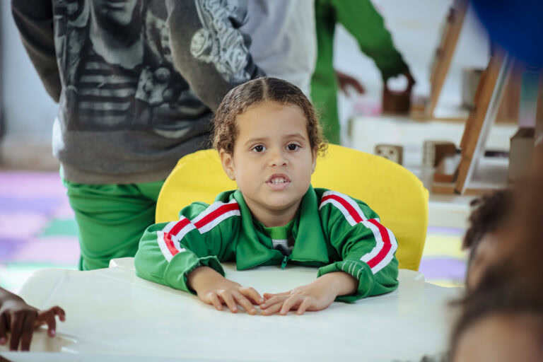 Criança participando de atividades na Tenda Literária durante o Festival Rio Vermelho.