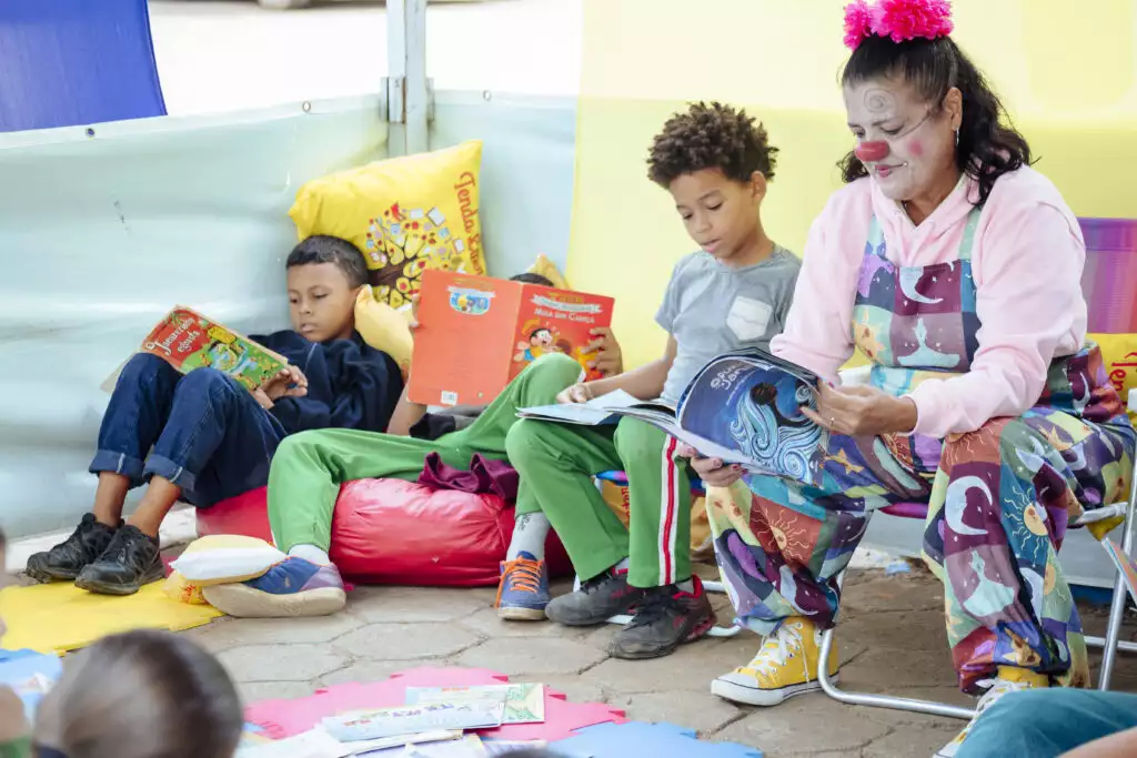 Leitura infantil na Tenda Literária Rio Vermelho durante o festival matinal.