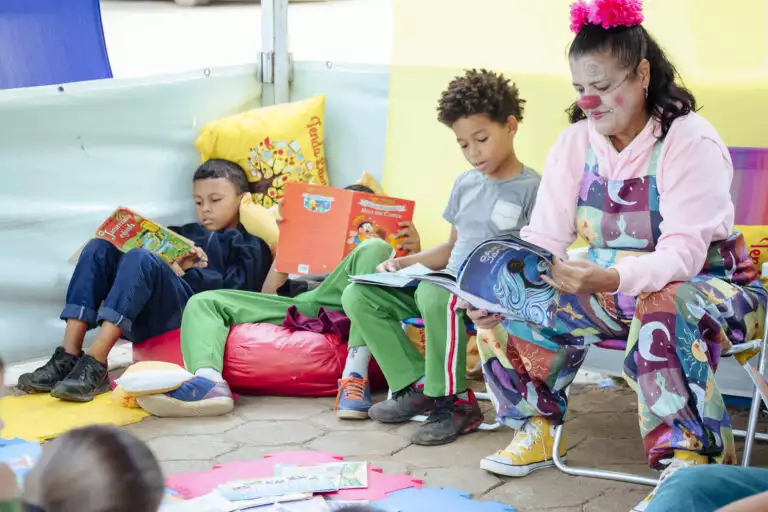 Leitura infantil na Tenda Literária Rio Vermelho durante o festival matinal.