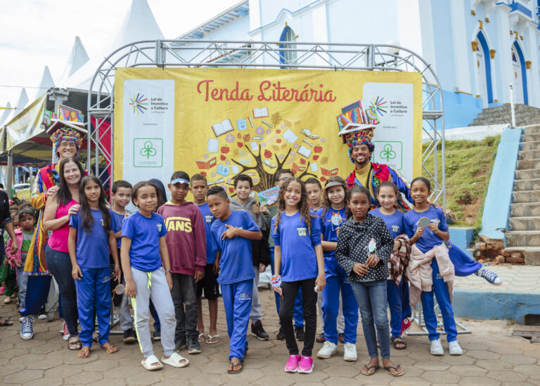 Crianças participando do Festival Tenda Literária Rio Vermelho pela manhã.