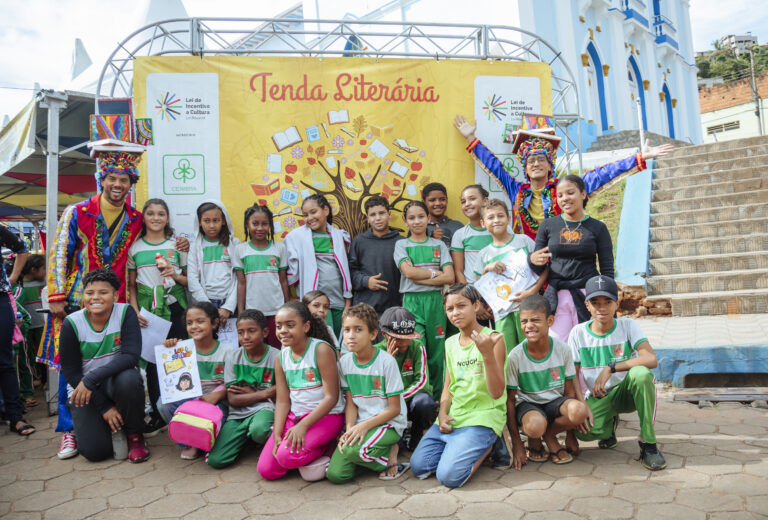Tenda Literária Rio Vermelho com crianças participando do evento matinal.