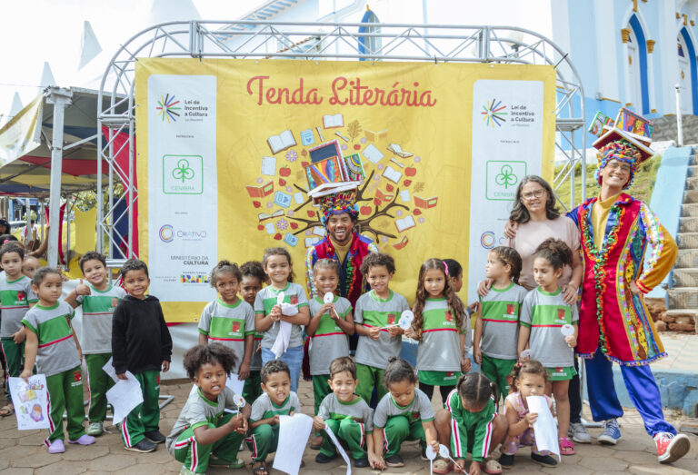 Atividades culturais na Tenda Literária com crianças e artistas em evento literário no Rio Vermelho.