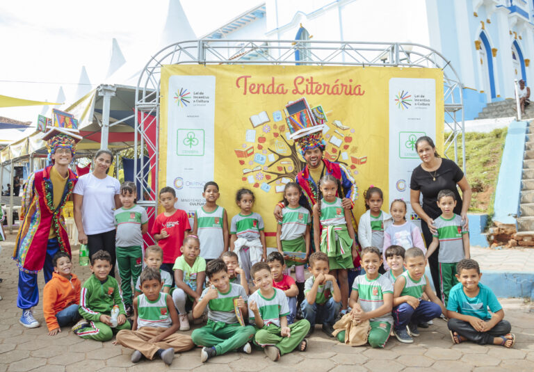 Tenda Literária Rio Vermelho com crianças e educadores na manhã do evento.