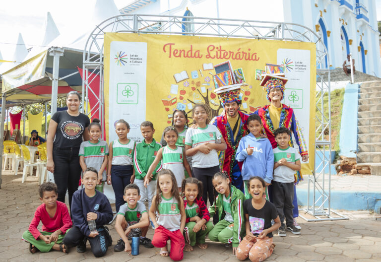 Tenda Literária com crianças e artistas em evento cultural matutino no Rio Vermelho.