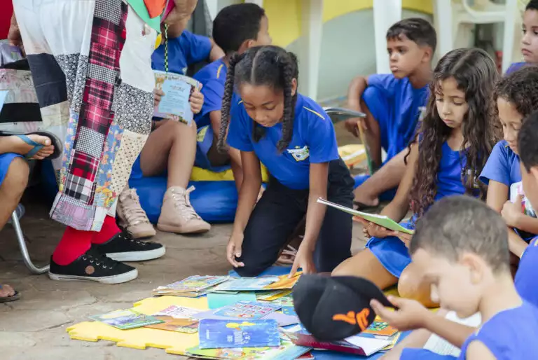 Crianças participando de atividade de leitura na Tenda Literária Rio Vermelho.